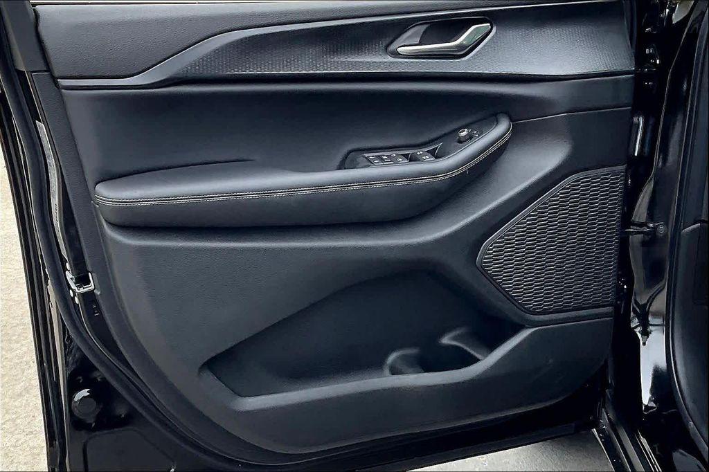 new 2025 Jeep Grand Cherokee car, priced at $33,920