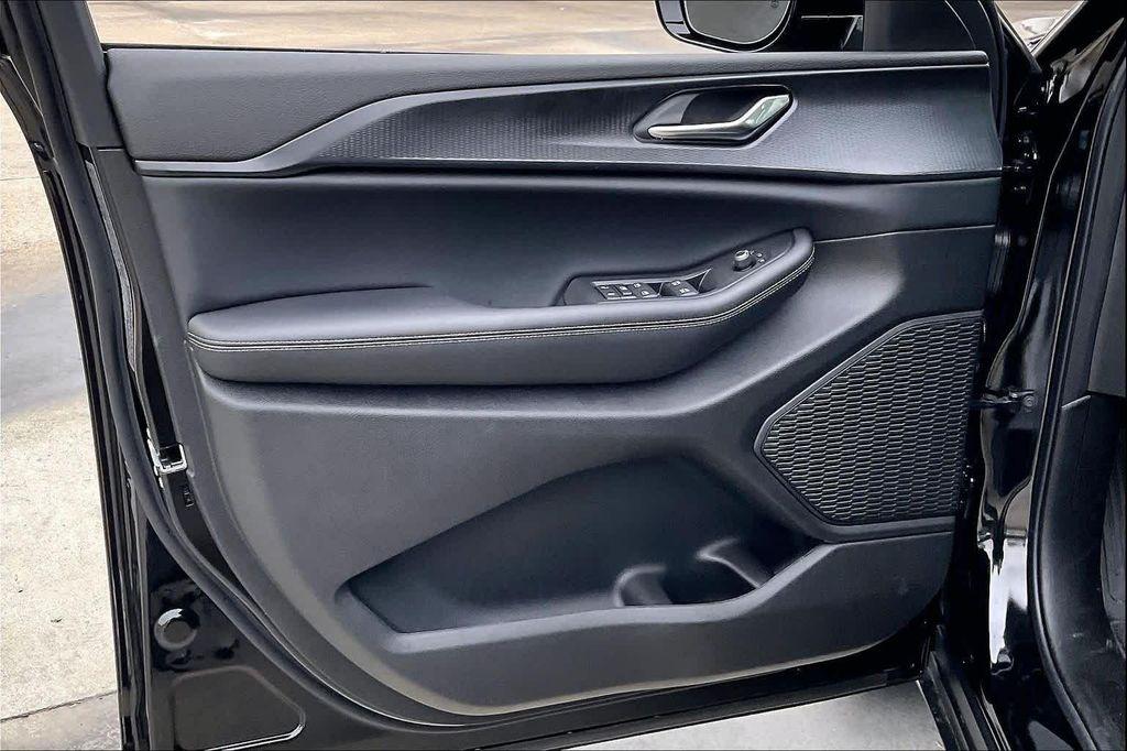 new 2025 Jeep Grand Cherokee L car, priced at $39,924