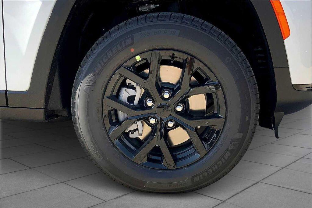 new 2025 Jeep Grand Cherokee L car, priced at $42,589