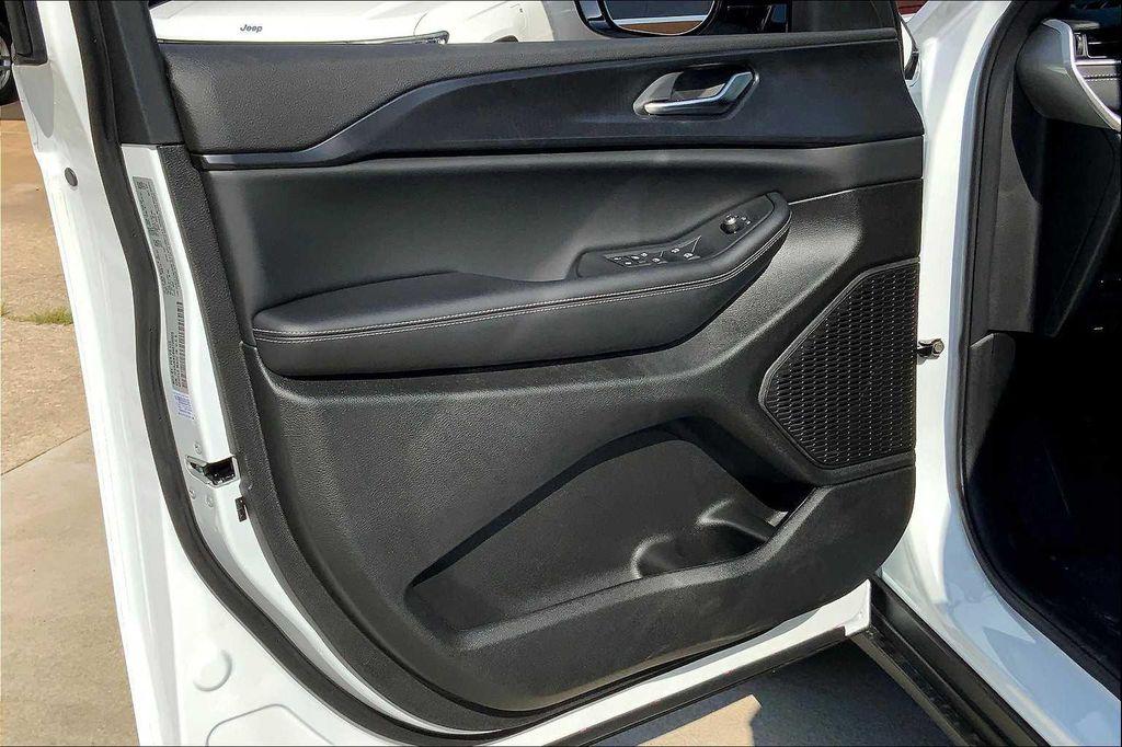 new 2025 Jeep Grand Cherokee L car, priced at $42,589