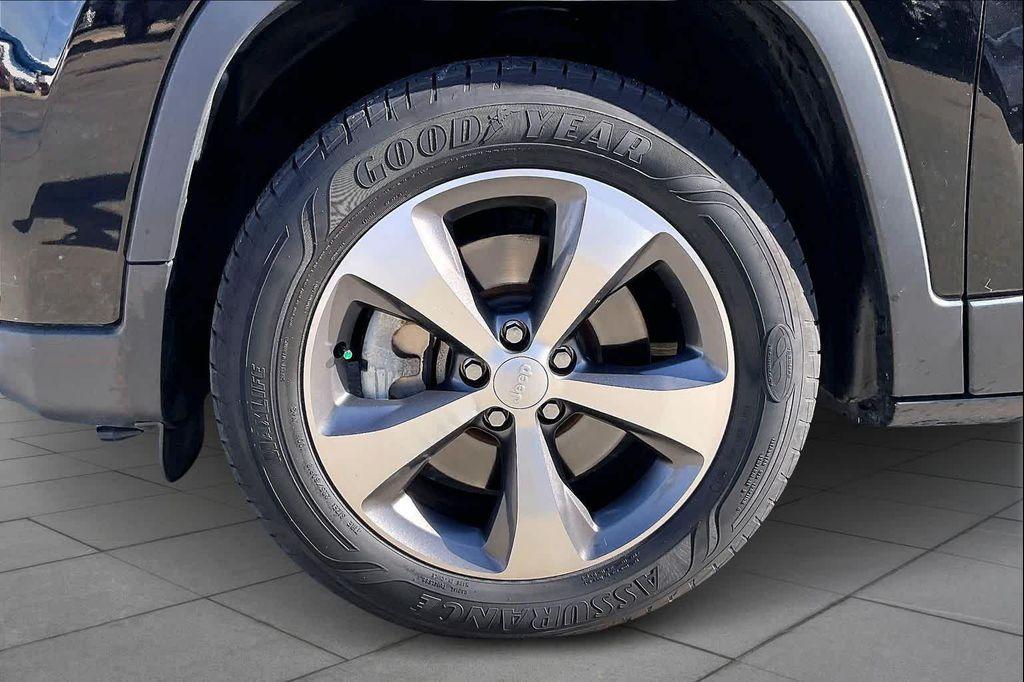 used 2020 Jeep Cherokee car, priced at $17,499