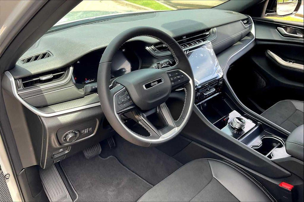 new 2025 Jeep Grand Cherokee L car, priced at $39,924