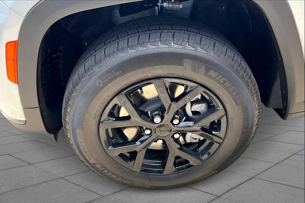 new 2025 Jeep Grand Cherokee L car, priced at $39,924