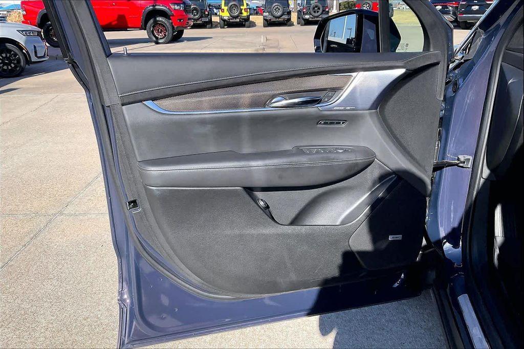 used 2024 Cadillac XT6 car, priced at $45,999