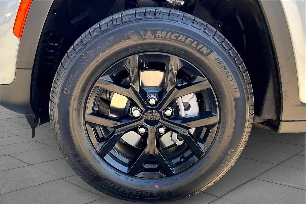 new 2025 Jeep Grand Cherokee car, priced at $43,725