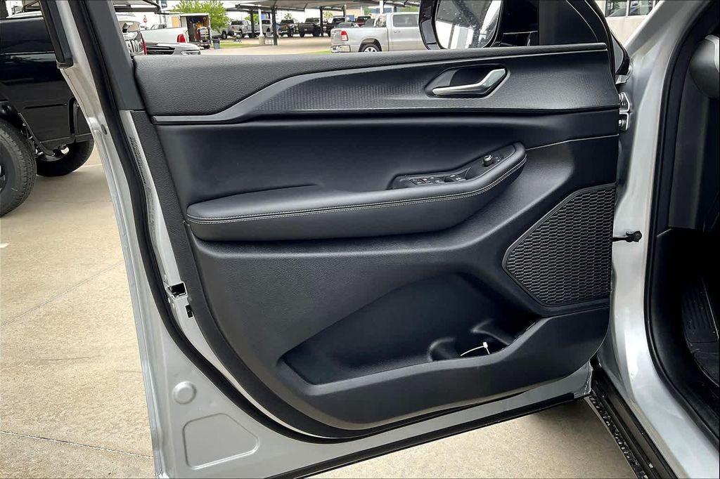 new 2025 Jeep Grand Cherokee car, priced at $37,249