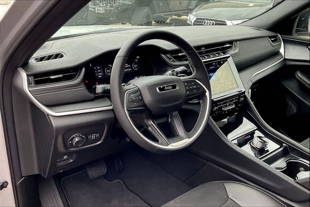 new 2025 Jeep Grand Cherokee car, priced at $44,375