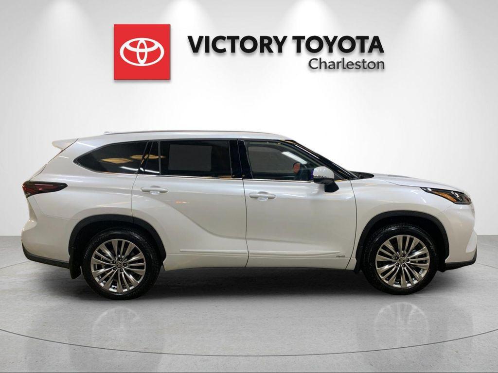 new 2026 Toyota Highlander Hybrid car, priced at $58,622