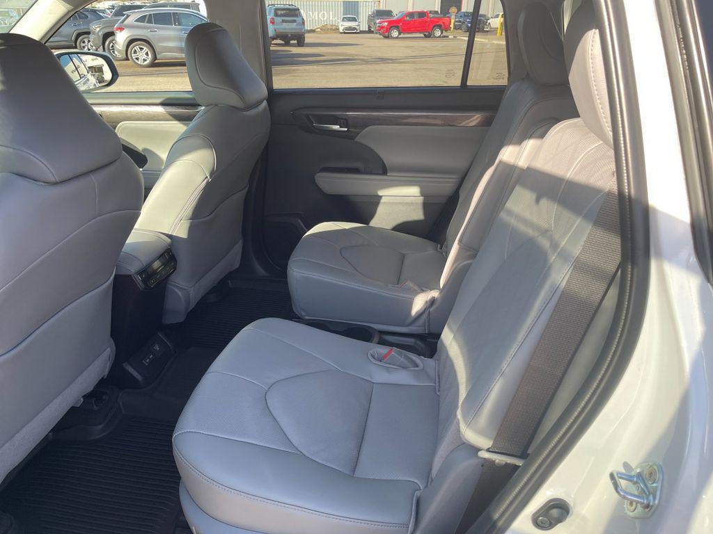 new 2026 Toyota Highlander Hybrid car, priced at $58,817