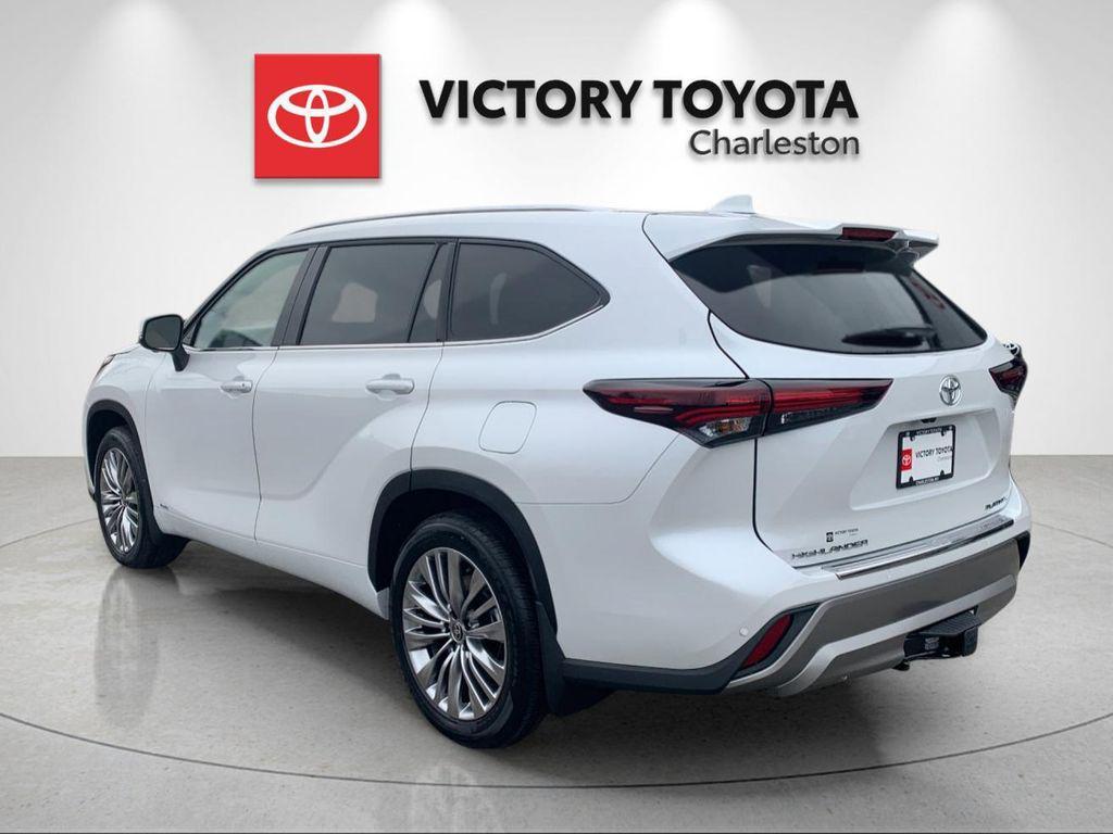 new 2026 Toyota Highlander Hybrid car, priced at $58,092