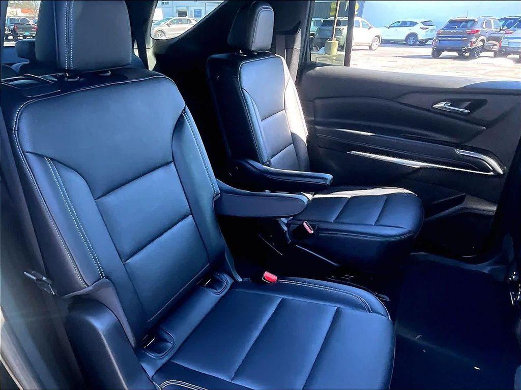 used 2025 Chevrolet Traverse car, priced at $36,997