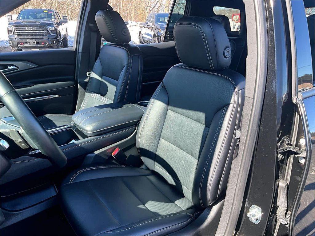 used 2025 Chevrolet Traverse car, priced at $36,997