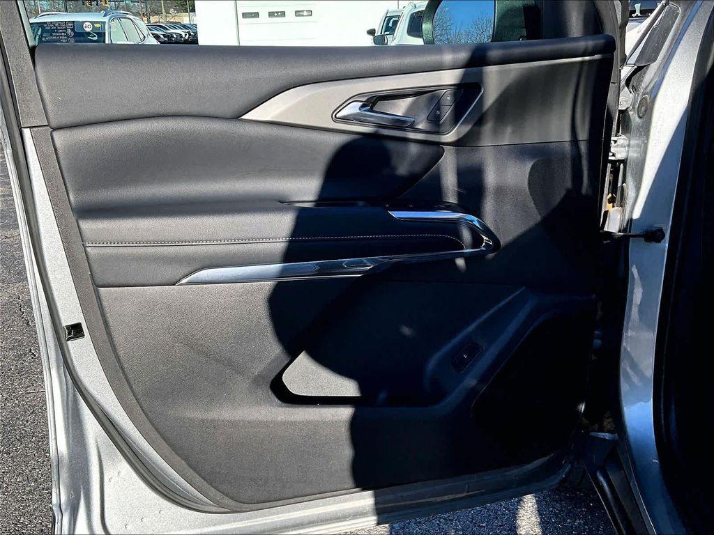 used 2025 Chevrolet Traverse car, priced at $35,990