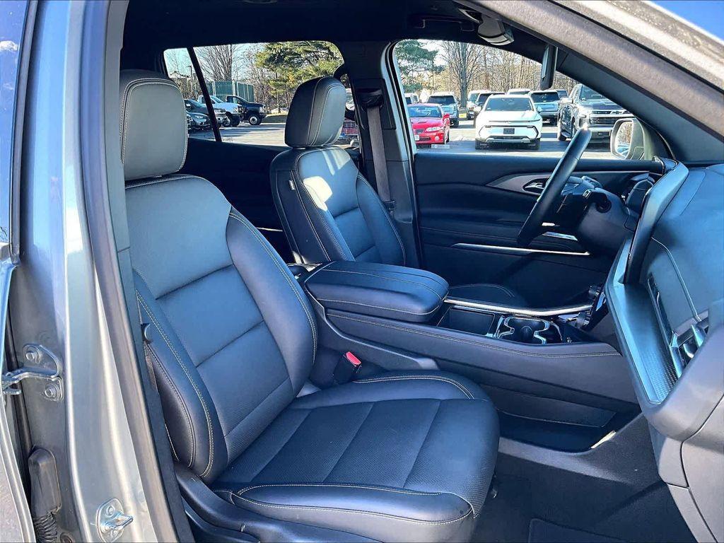 used 2025 Chevrolet Traverse car, priced at $35,990