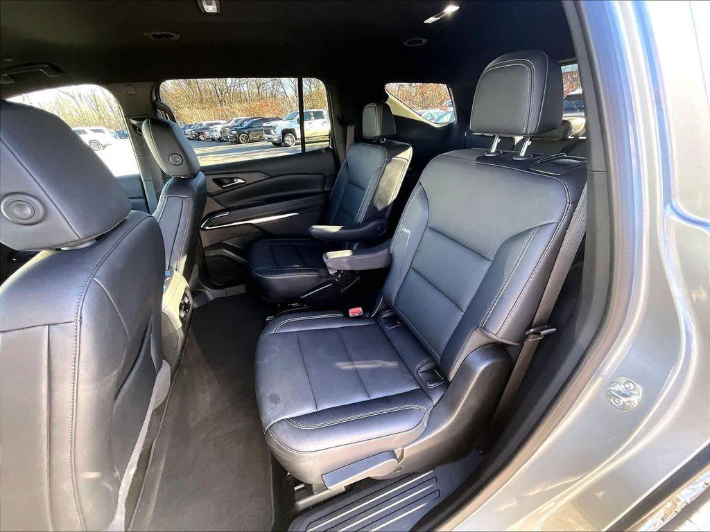 used 2025 Chevrolet Traverse car, priced at $35,990