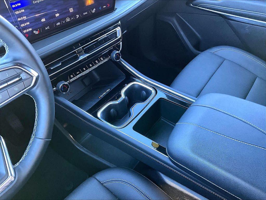 used 2025 Chevrolet Traverse car, priced at $35,990