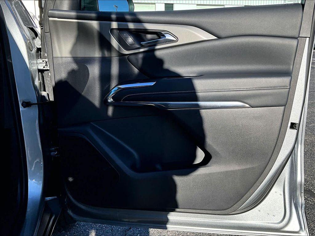 used 2025 Chevrolet Traverse car, priced at $35,990