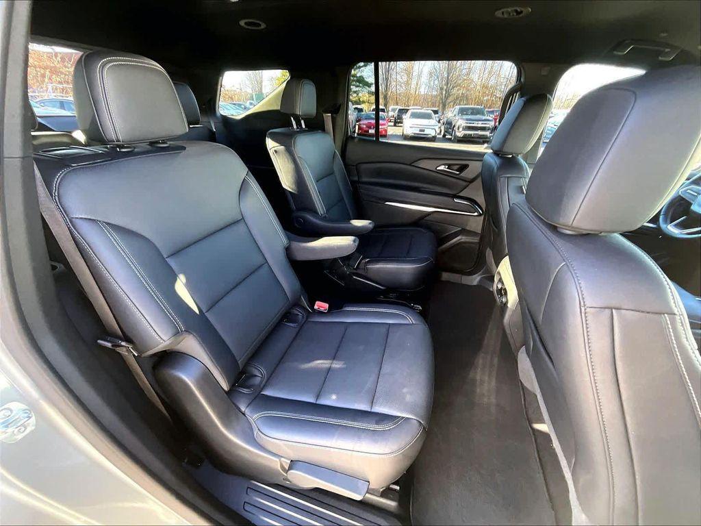 used 2025 Chevrolet Traverse car, priced at $35,990