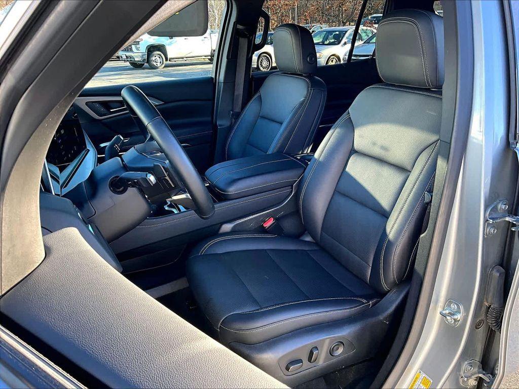 used 2025 Chevrolet Traverse car, priced at $35,990