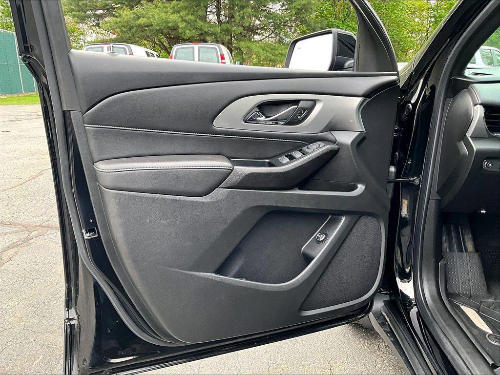used 2023 Chevrolet Traverse car, priced at $32,123