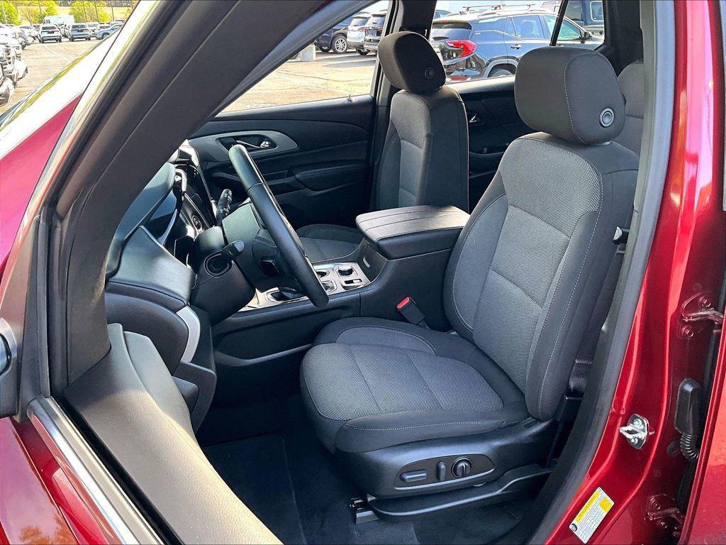used 2023 Chevrolet Traverse car, priced at $31,327