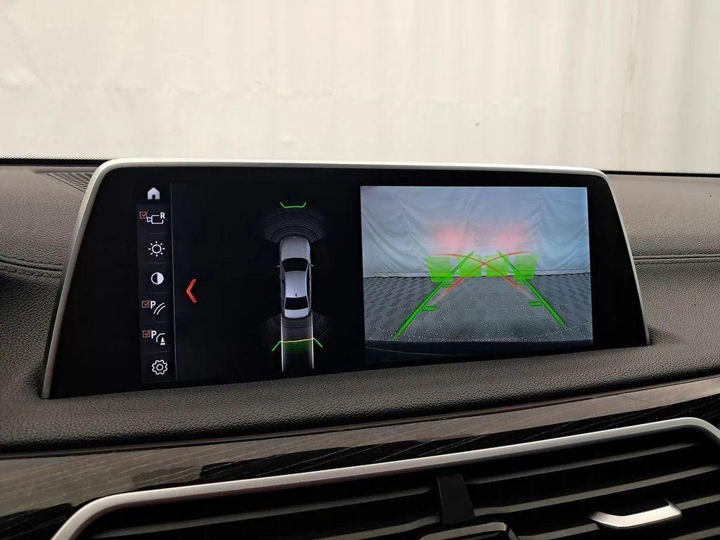 BMW 7 Series view 27