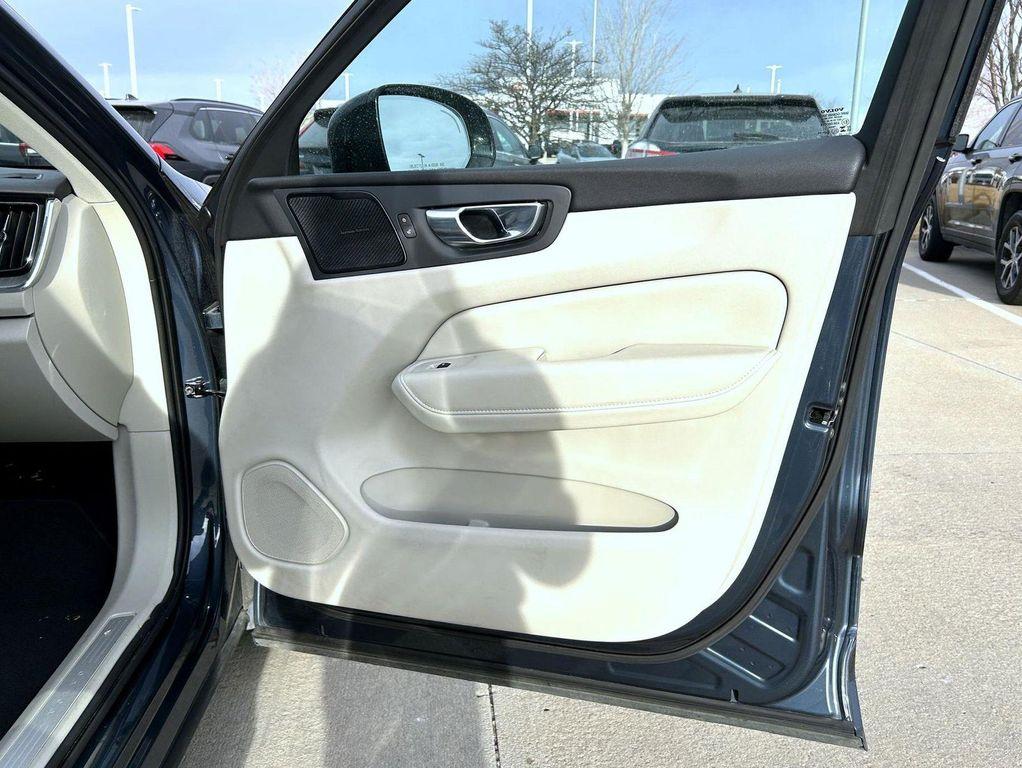 used 2023 Volvo XC60 car, priced at $29,995