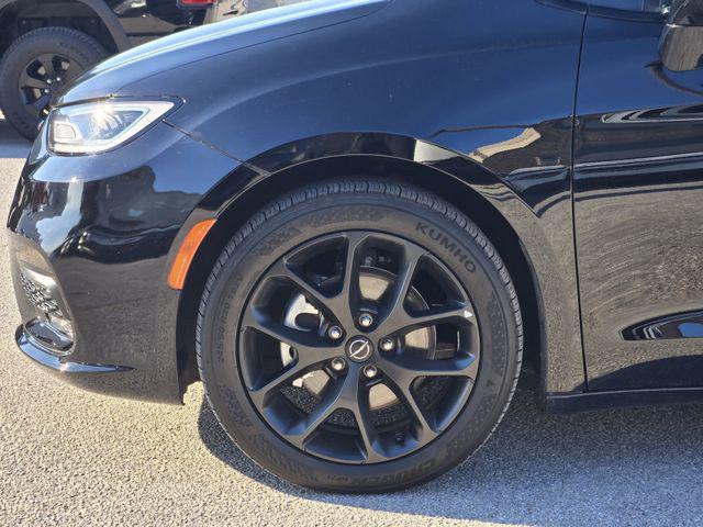 used 2025 Chrysler Pacifica car, priced at $33,503