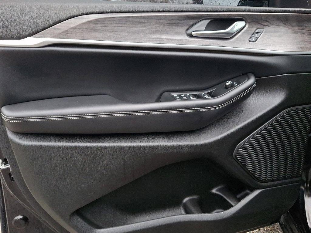 used 2024 Jeep Grand Cherokee car, priced at $28,500