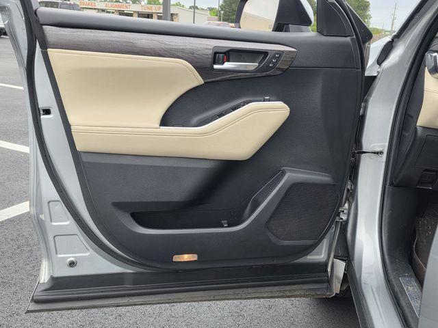 used 2023 Toyota Highlander car, priced at $34,900