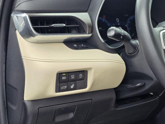 used 2023 Toyota Highlander car, priced at $34,900
