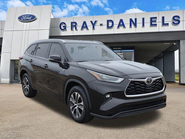used 2022 Toyota Highlander car, priced at $28,200