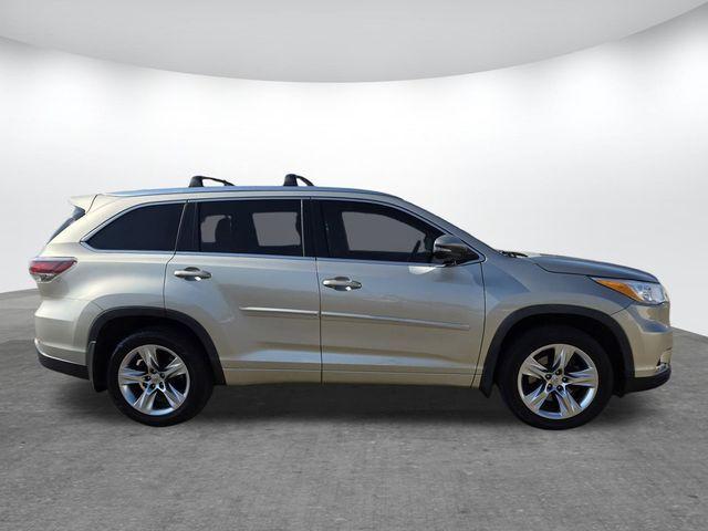 used 2015 Toyota Highlander car, priced at $11,900