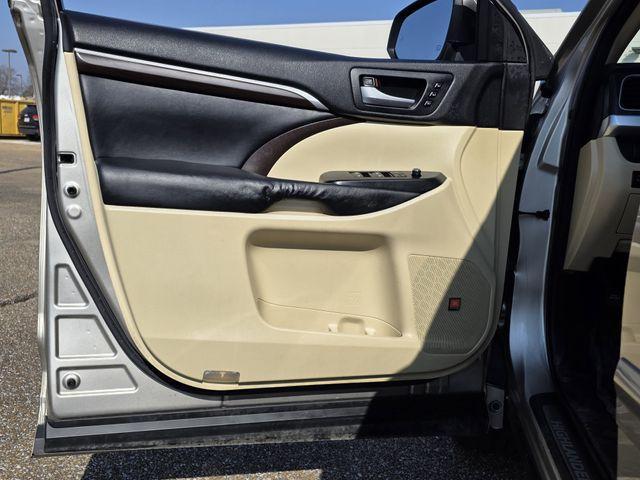 used 2015 Toyota Highlander car, priced at $11,900