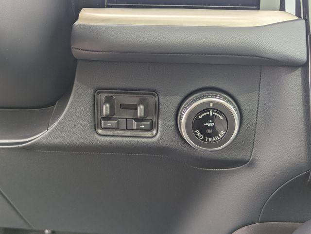 new 2025 Lincoln Navigator car, priced at $101,802