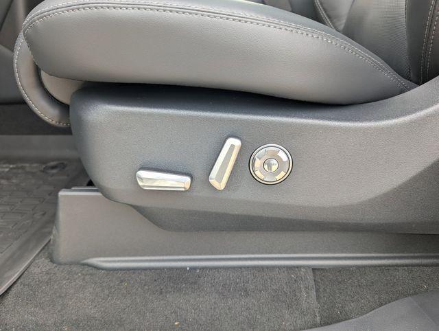 new 2025 Lincoln Navigator car, priced at $105,162