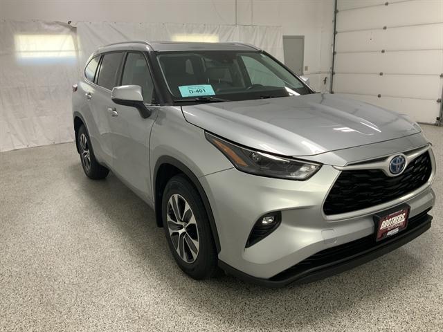 used 2022 Toyota Highlander Hybrid car, priced at $31,490