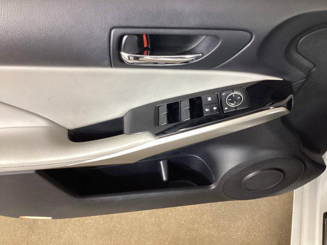 Lexus IS view 11