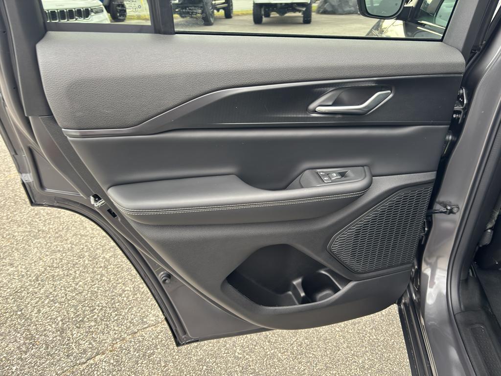 new 2025 Jeep Grand Cherokee car, priced at $33,727