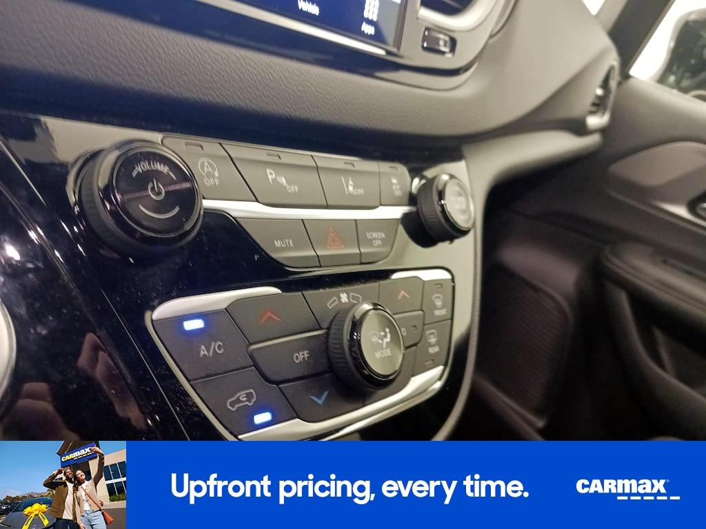 used 2025 Chrysler Pacifica car, priced at $27,998