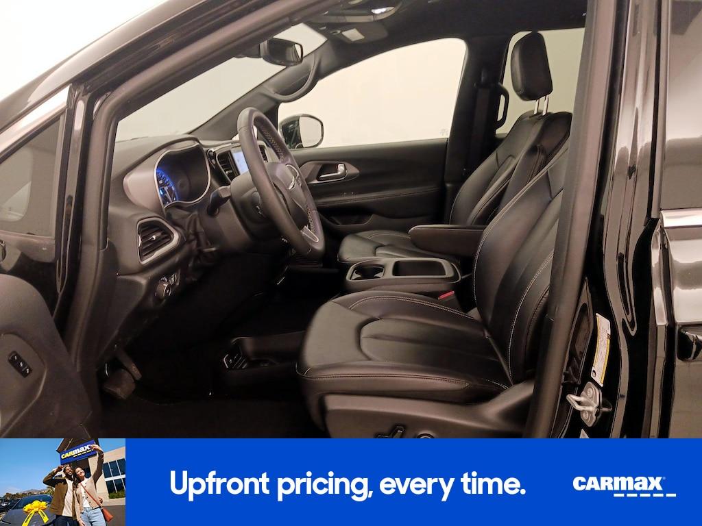 used 2025 Chrysler Pacifica car, priced at $27,998