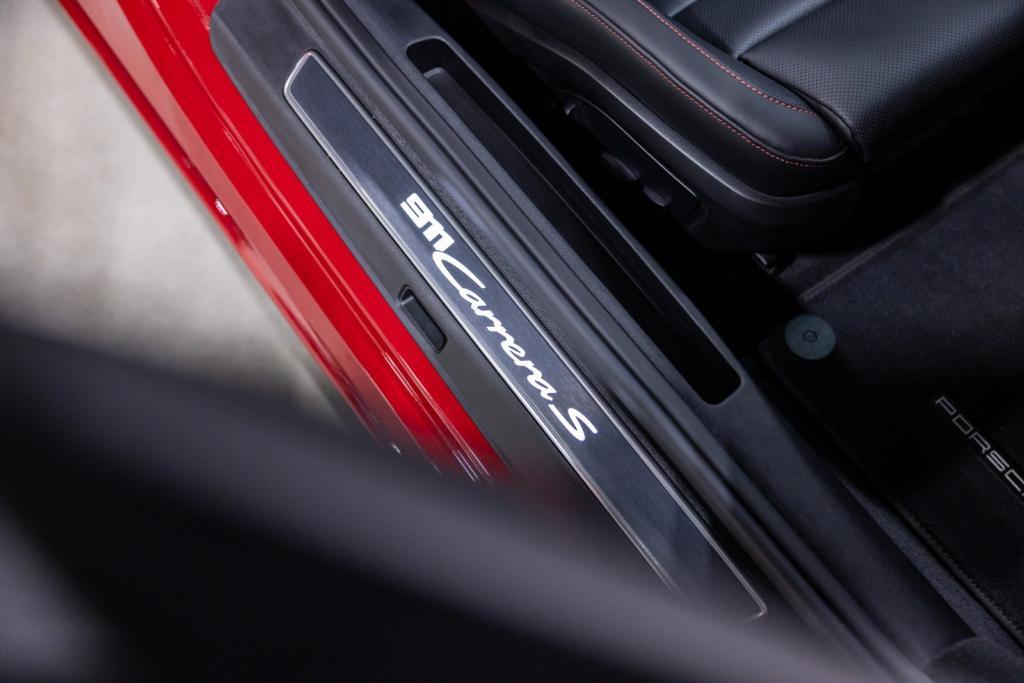 Porsche 911 view 34