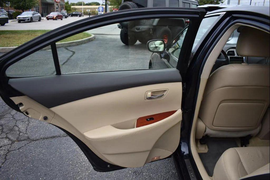 Lexus ES view 13