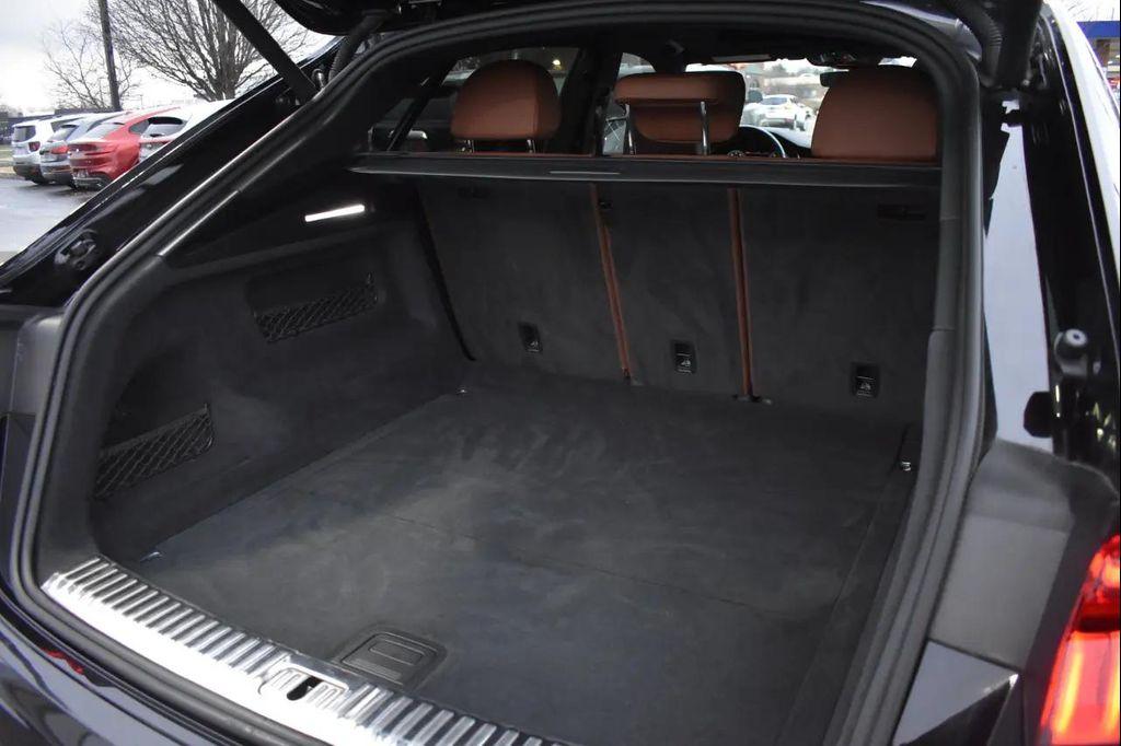 Audi Q8 view 57