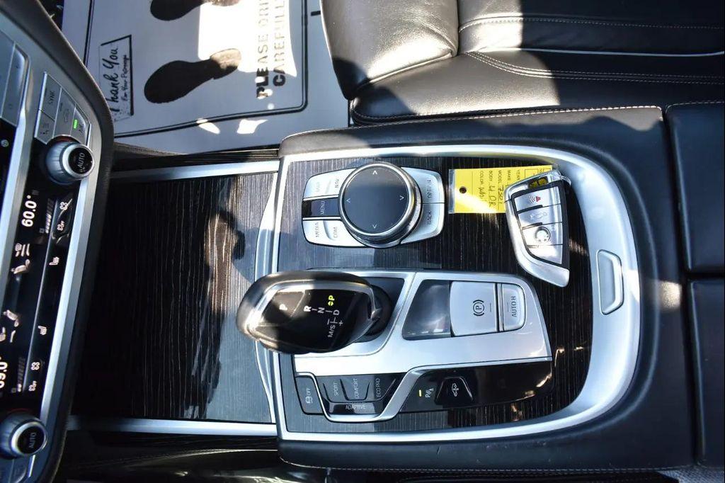 BMW 7 Series view 35