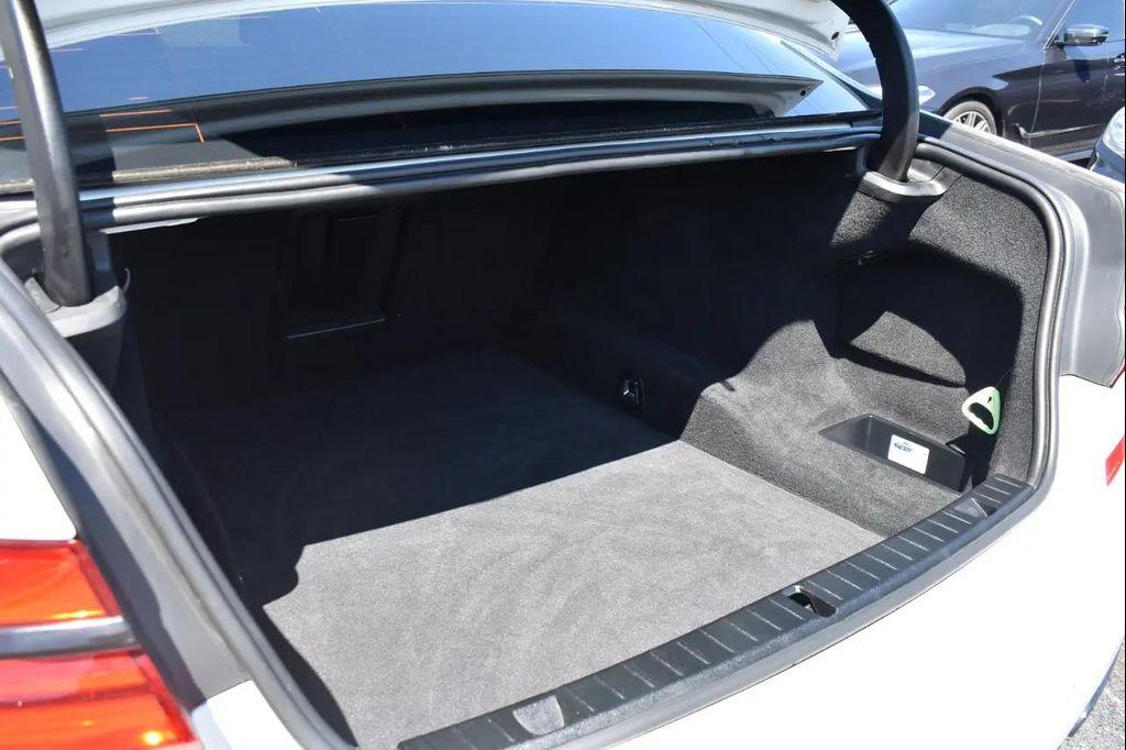 BMW 7 Series view 61
