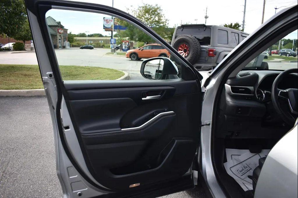 used 2022 Toyota Highlander car, priced at $36,046