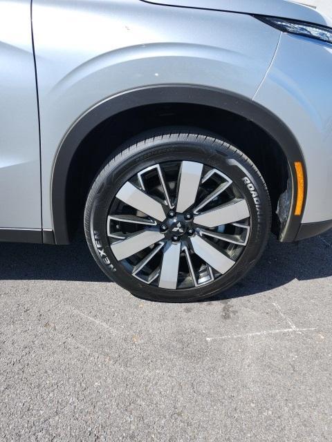 used 2025 Mitsubishi Outlander car, priced at $28,999