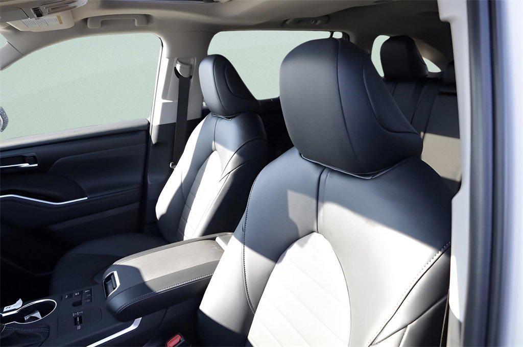 new 2026 Toyota Highlander Hybrid car, priced at $49,768