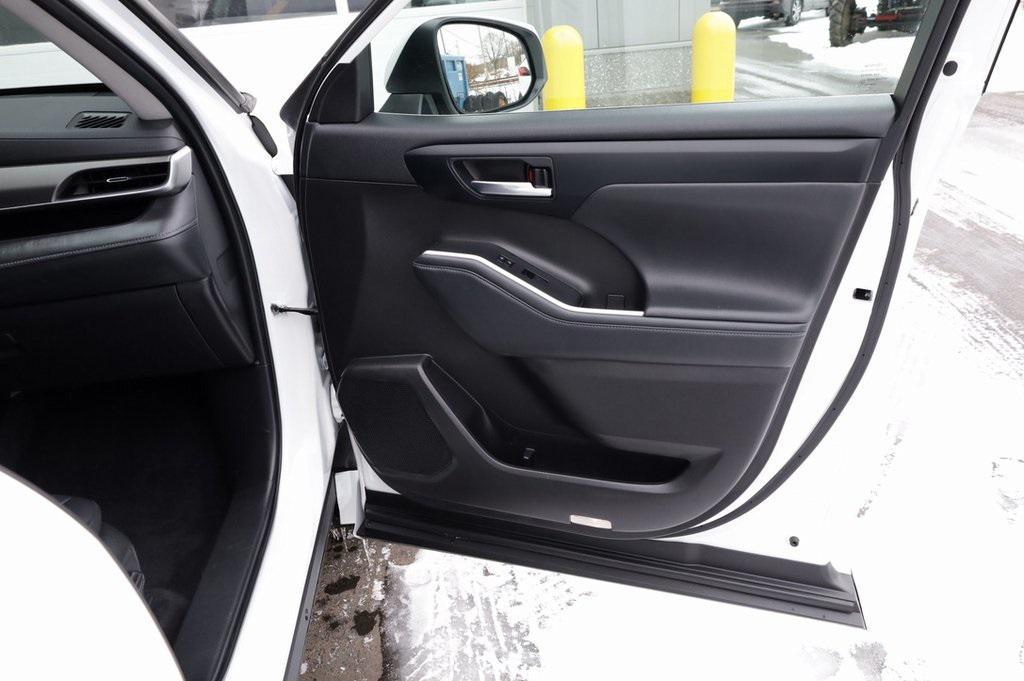 used 2022 Toyota Highlander car, priced at $37,925